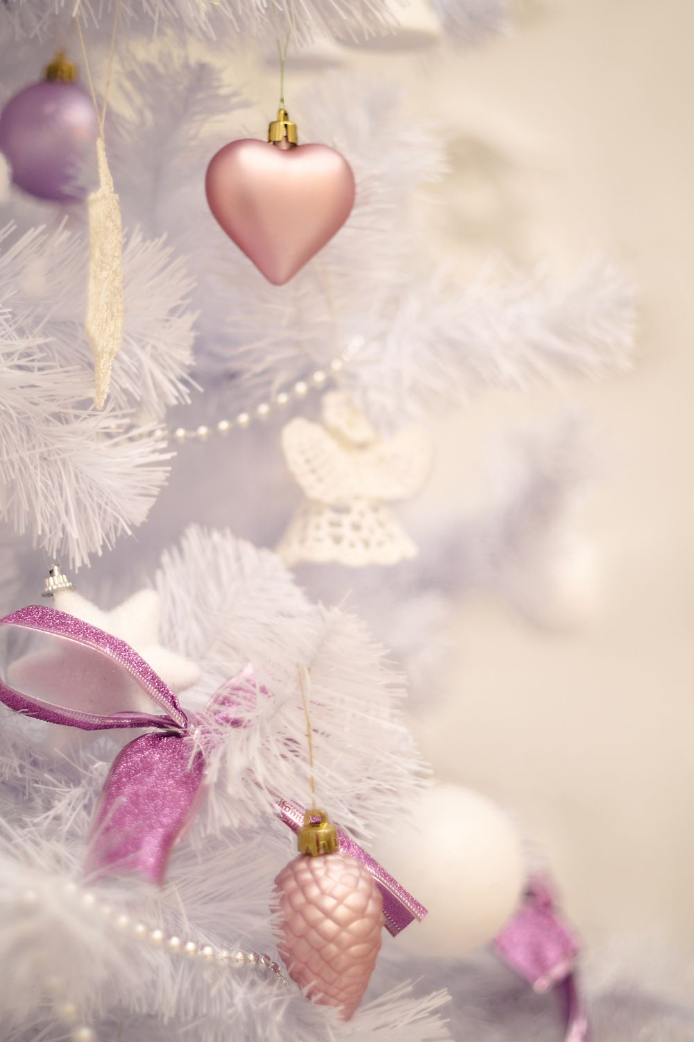 Tu cherches à créer la déco de Noël parfaite ? Du choix du thème à la sélection des éléments indispensables, j'ai rassemblé tous les conseils et astuces dont tu as besoin pour que ta maison soit parfaite pour les fêtes de fin d'année.