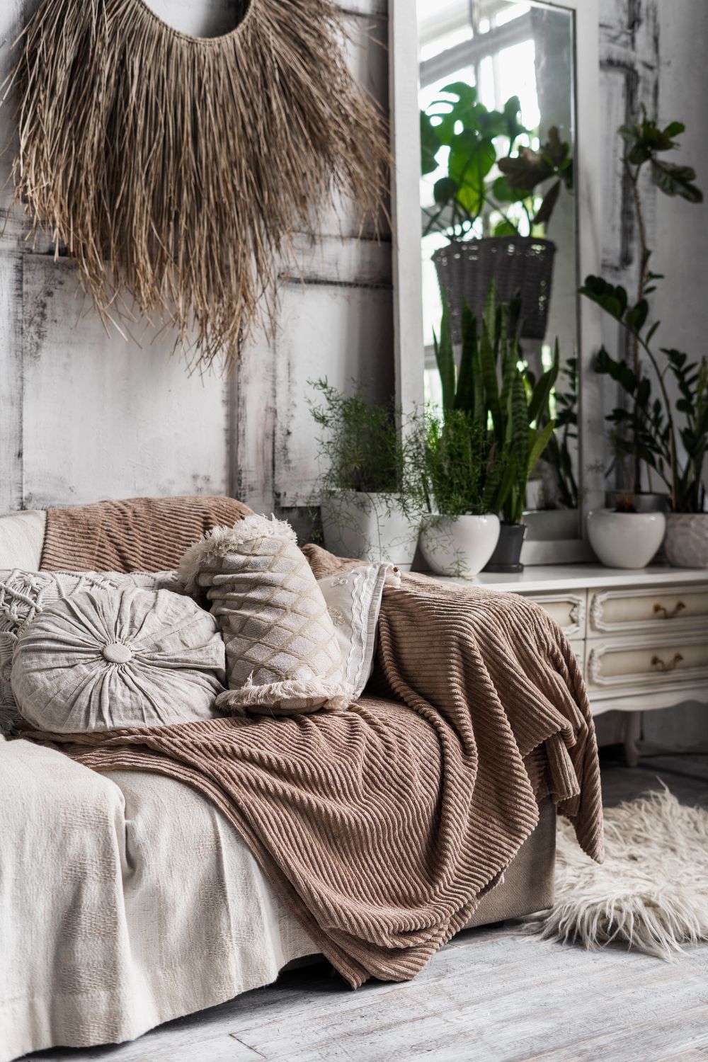 Connais-tu la tendance Boho Chic pour créer un intérieur qui allie esprit bohème, accessoires vintage et couleurs naturelles ? Je te dis tout !