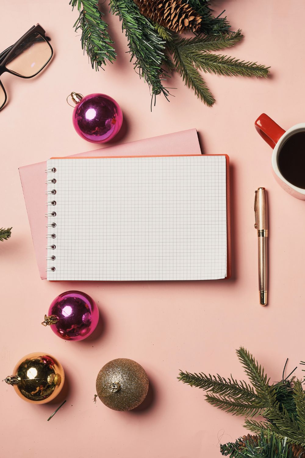 Le 15 septembre, il reste exactement 100 Jours avant Noël. Découvre comment préparer Noël grâce à mon rétro planning pour un Noël sans stress !