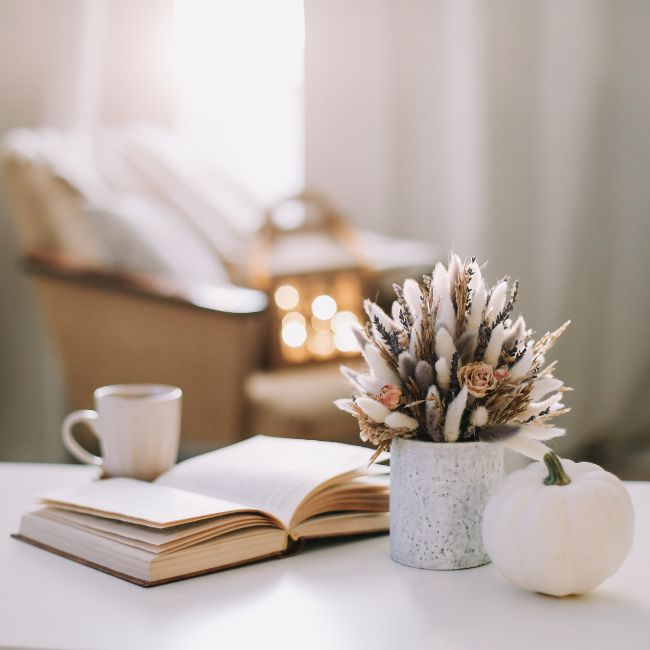 Découvre les 10 accessoires incontournables pour une déco hygge, du confort des plaids en laine aux douces lueurs des bougies. Cultive le bonheur chez toi !