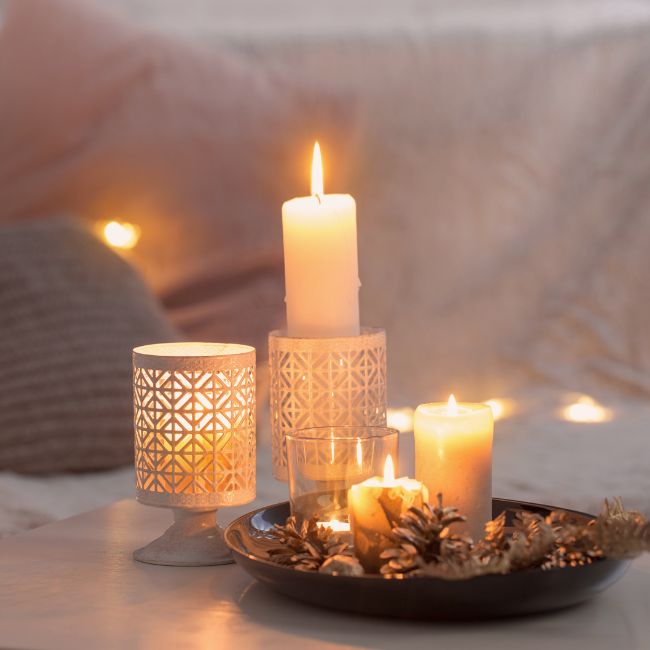 Découvre les 10 accessoires incontournables pour une déco hygge, du confort des plaids en laine aux douces lueurs des bougies. Cultive le bonheur chez toi !