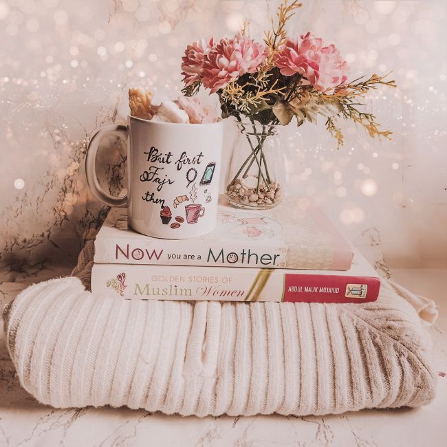 Découvre les 10 accessoires incontournables pour une déco hygge, du confort des plaids en laine aux douces lueurs des bougies. Cultive le bonheur chez toi !