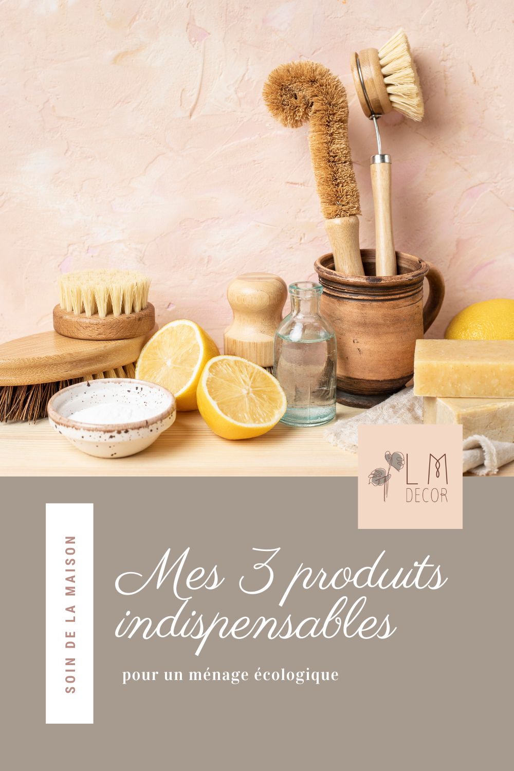 Adopte une approche écologique pour ton ménage ! Découvre les propriétés et usages du Savon Noir, du Vinaigre de Ménage et du Bicarbonate de Soude pour un nettoyage respectueux de l'environnement.
